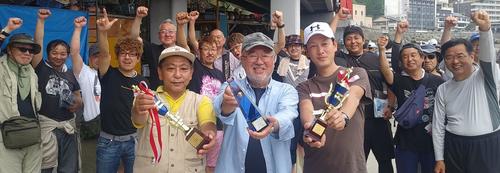 トロフィーを持った上位3人を囲んで参加者全員が気勢をあげた