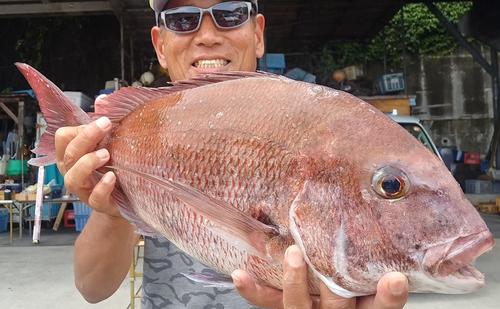 外道ながら2キロ超のマダイを釣った鈴木さん