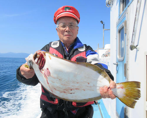 旭川市から参加した佐藤重孝さんは最大サイズのヒラメを釣り上げた