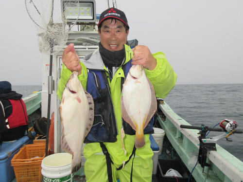 型の良いマガレイを数釣りした札幌市の加藤敏之さん