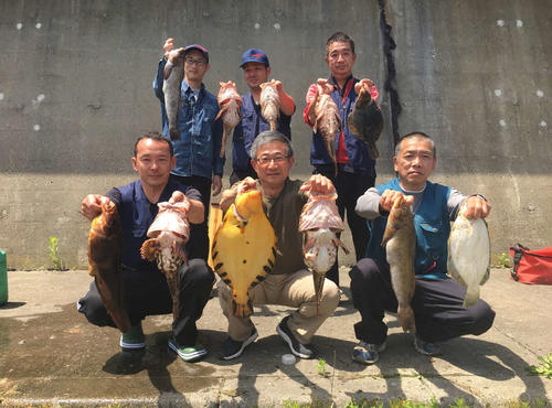 前列左から白勢さん、武市さん、土本さん、後列左から石川さん、山本さん、佐々木さん