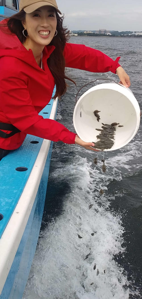 八景沖、船上からオカマリがヒラメの稚魚を放った