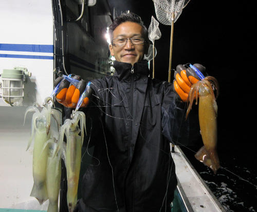 手返し良く釣り上げたマイカを披露する東川町の大岩聖史さん