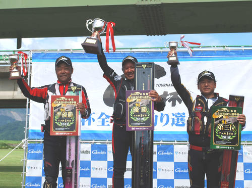 優勝した楠本選手（中央）2位の谷川選手（左）3位の田嶋選手