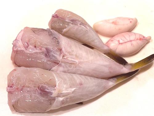 こうして持って帰れる。楽チン。身は焼いて食べた。絶品だ