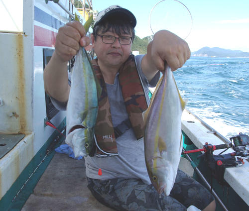 川武さんが釣った48センチのカンパチ（右）と40センチ級のハマチ