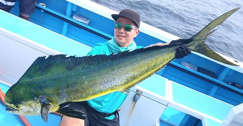 優勝した須田さん。唯一メーター超の107センチを釣った