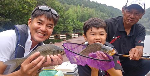 やったぁ～、親子で同時にキャッチしました。大関コーチもニッコリ