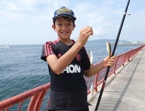 サビキで小アジを釣り上げ、笑顔をみせる市岡直己君