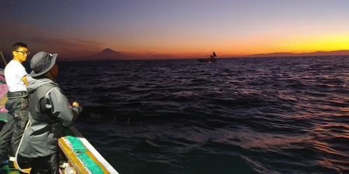 この夜明け前の富士山を見られるだけでも乗った価値がある。駿河湾の夜タチウオ、どうですか？