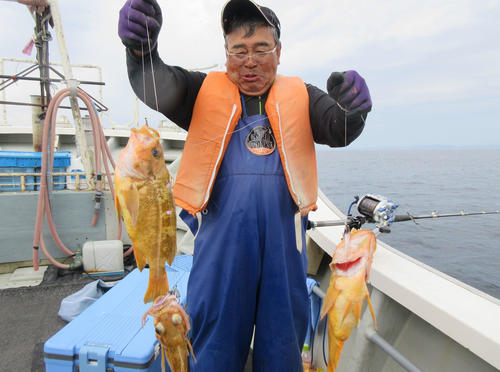 大型ヤナギノマイの釣果を披露する北広島市の西村富治雄さん