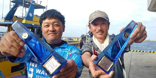 ルアー部門優勝の横田一馬さん（左）とエサ部門覇者の鈴木巌さん