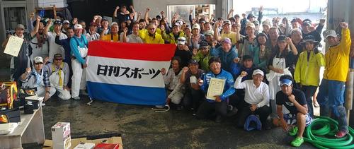 最後は参加者全員で気勢をあげて記念撮影