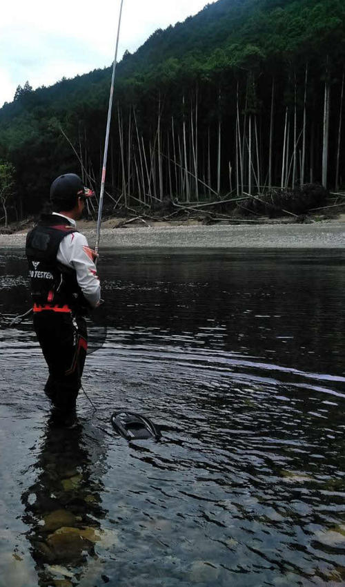 長手尻の泳がせ釣りで底の変化を探る筆者