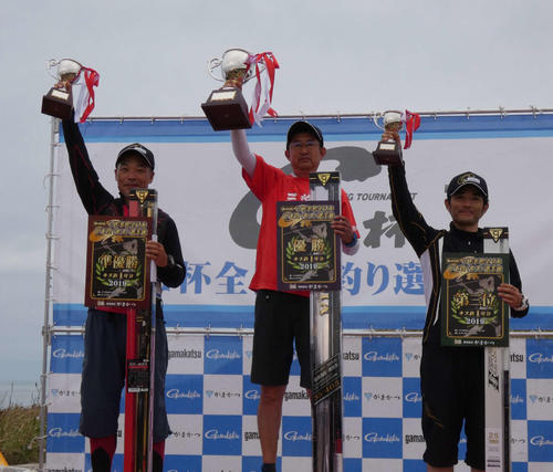 優勝した小島選手(中央)2位の小竹選手（左）3位の米田選手