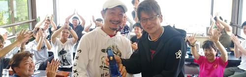 優勝したアニキから準優勝の岡本さんに優勝トロフィーが贈呈された