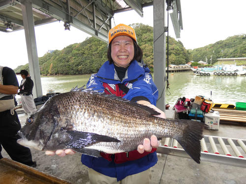 優勝した渡邉さんが釣り上げた50・2センチの大チヌ（19年10月19日撮影）
