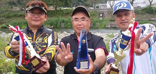 3度目の優勝の金沢さん（中央）と2年連続準Vの兵藤さん（右）と3位の吉野さん