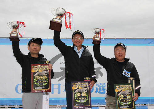優勝した天笠選手（中央）2位の後藤田選手（左）3位の高橋選手