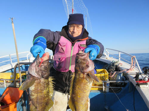 アオゾイの53センチと55センチの特大サイズを釣り上げた杉山さん