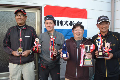 左から大物賞の遠藤さん、2位毛利さん、優勝した市川さん、3位林さん