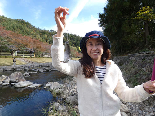 釣り上げたアマゴを手に笑顔の松尾さん