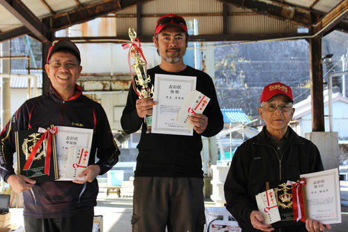 優勝した中尾さん（中央）2位の甲田さん（左）3位の永尾さん