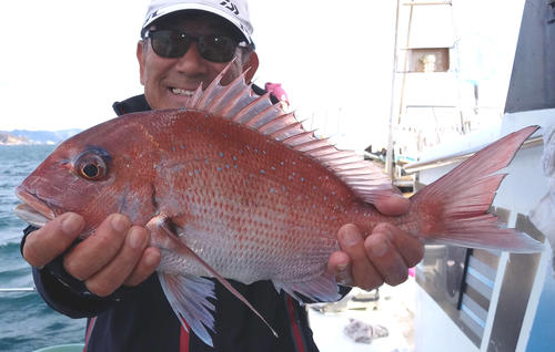 やっぱり本命。この日鵜澤さんはマダイ4匹