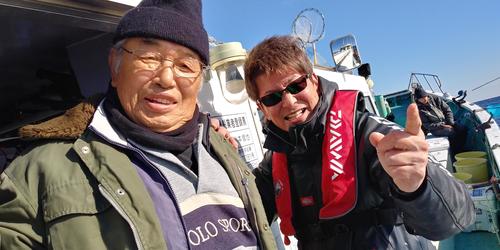 今年1月4日、信也船長と2ショット。いつもは面倒くさがって写真を撮らせてくれなかった。いい笑顔だ