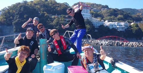 熱海伊豆山港をバックにポーズもきまったぜ