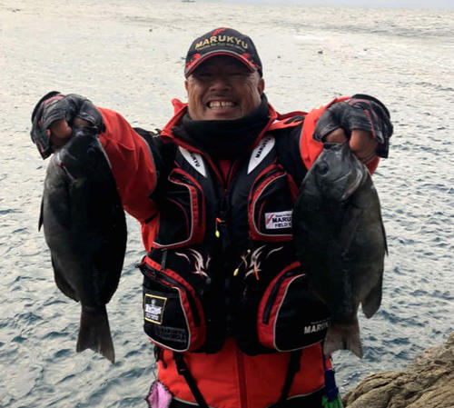 体高のある38、43センチのグレを手に笑顔の小野さん