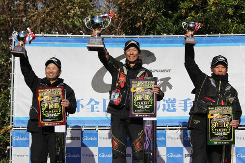 優勝した前岡選手（中央）、2位の藤井選手（左）、3位の鶴永選手