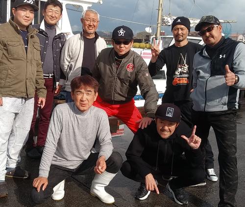 最後は、みんなで集合写真だ。前列グレーのシャツが松丸の西藤裕船長だ。素晴らしいクロムツをありがとう