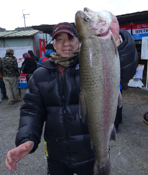 丸川さんがスプーンでキャッチした65センチのニジマス