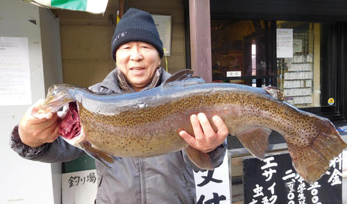 エサ釣りの部で優勝した丹田さんが釣った72センチのニジマス