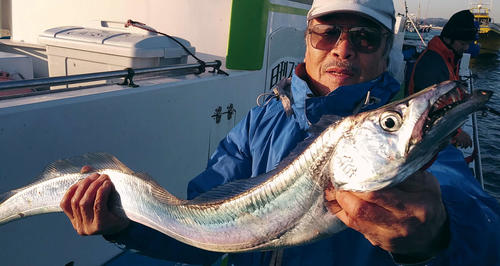 タチウオ釣り歴30年…ぐらい？　田村さんは「いいサイズだ」とぼそり