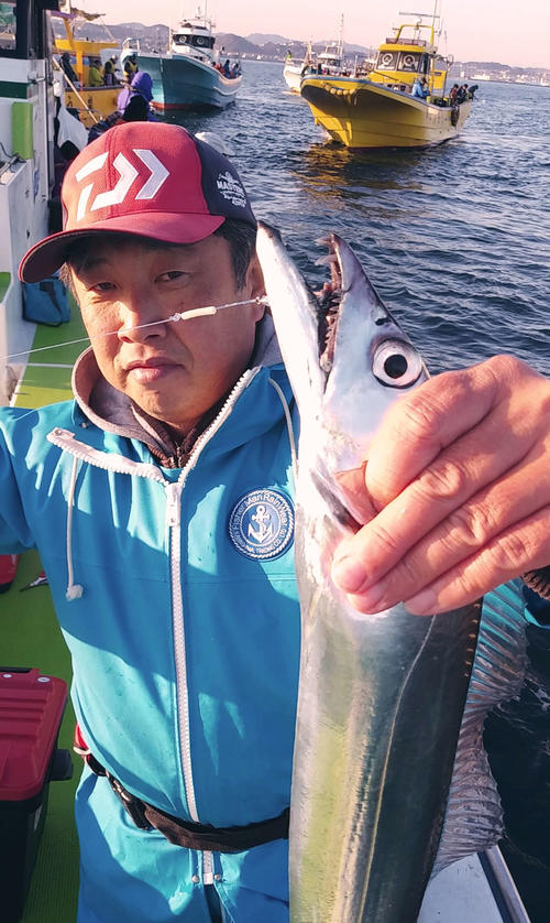 田中さんは「これだけデカいとハリの結び目に蛍光チューブを短くしてかぶせるといいね」と忠告