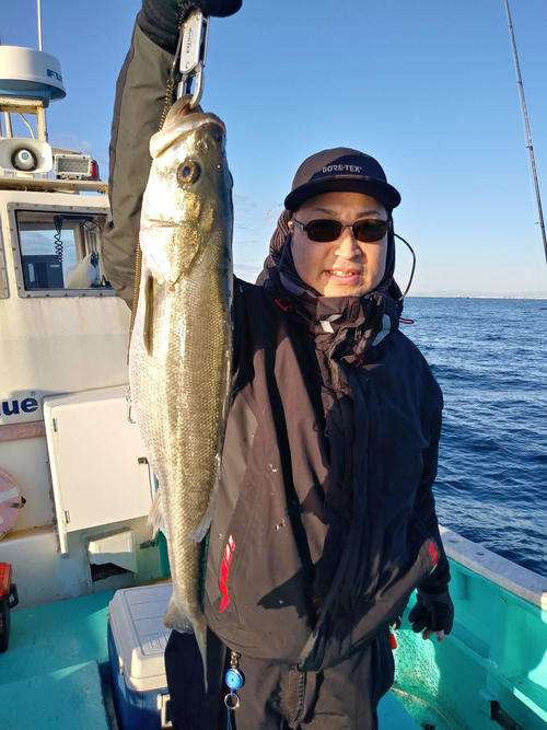 井手さん、68センチのスズキをゲット