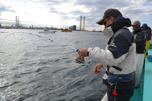 シーバスがヒットするとロッドが絞り込まれた