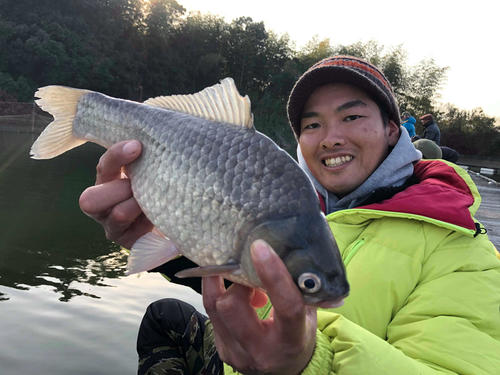 新ベラを手に笑顔の筆者