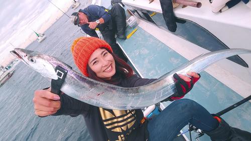 サンスポ川目、遠慮なく1キロ級を釣り上げた。後方で大魔神すねる