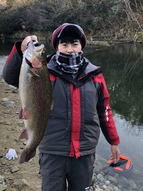 三軒さんが仕留めた51センチのニジマス