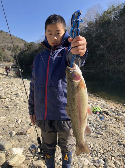 井戸君が釣り上げた43センチのニジマス