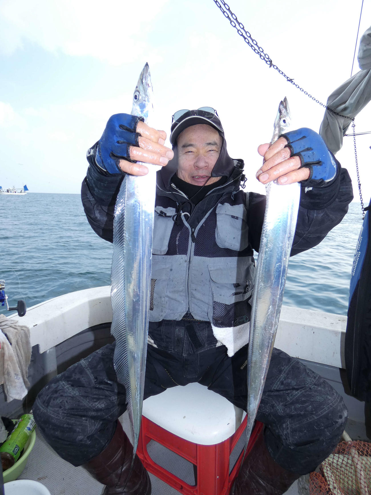 良型のタチウオをダブルヒットさせてにんまりの大久保さん