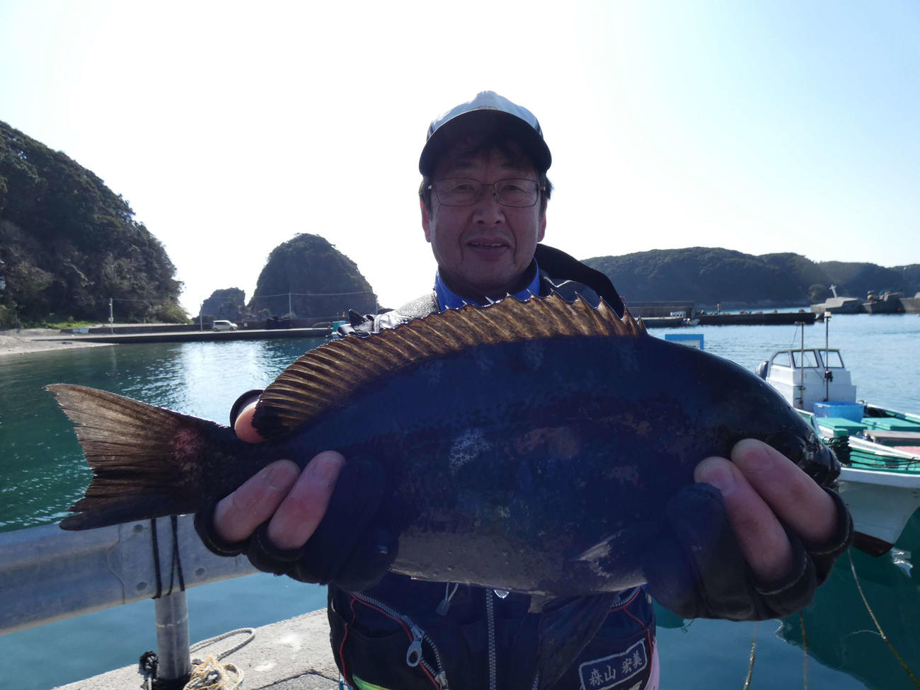 38・6センチのグレを釣り上げて優勝した森山さん