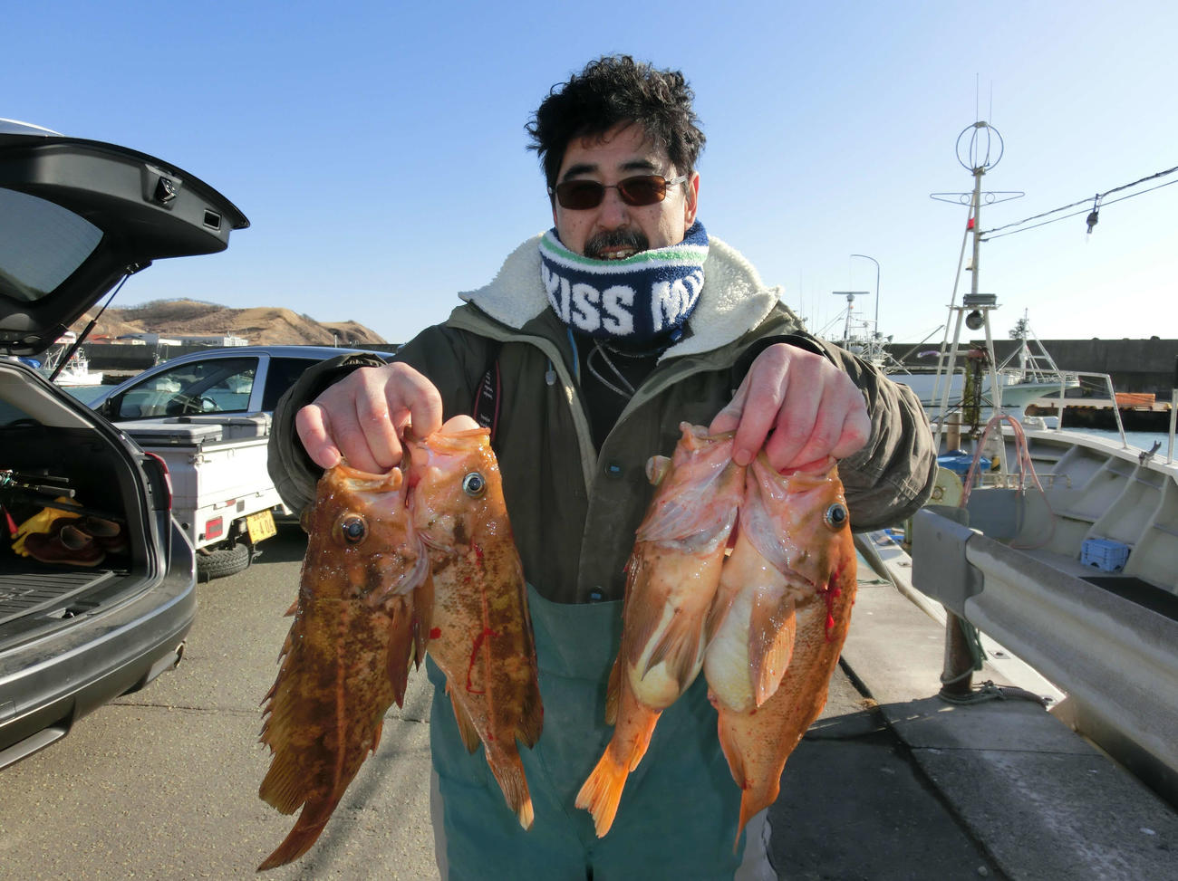 ヤナギノマイの釣果を披露する浦河町の猪狩典史さん