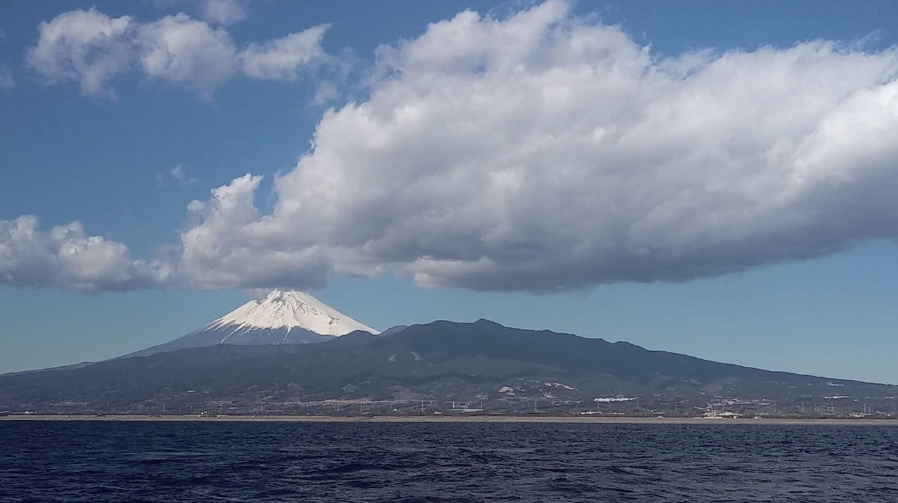 西浦湾から仰ぎ見る富士山。大きな雲とのコラボ。美しい