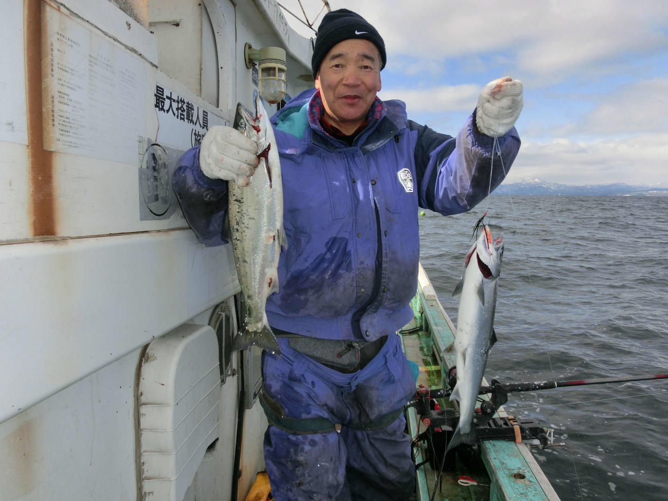 良型のサクラマスをダブルで釣り上げた北広島市の横山林太郎さん
