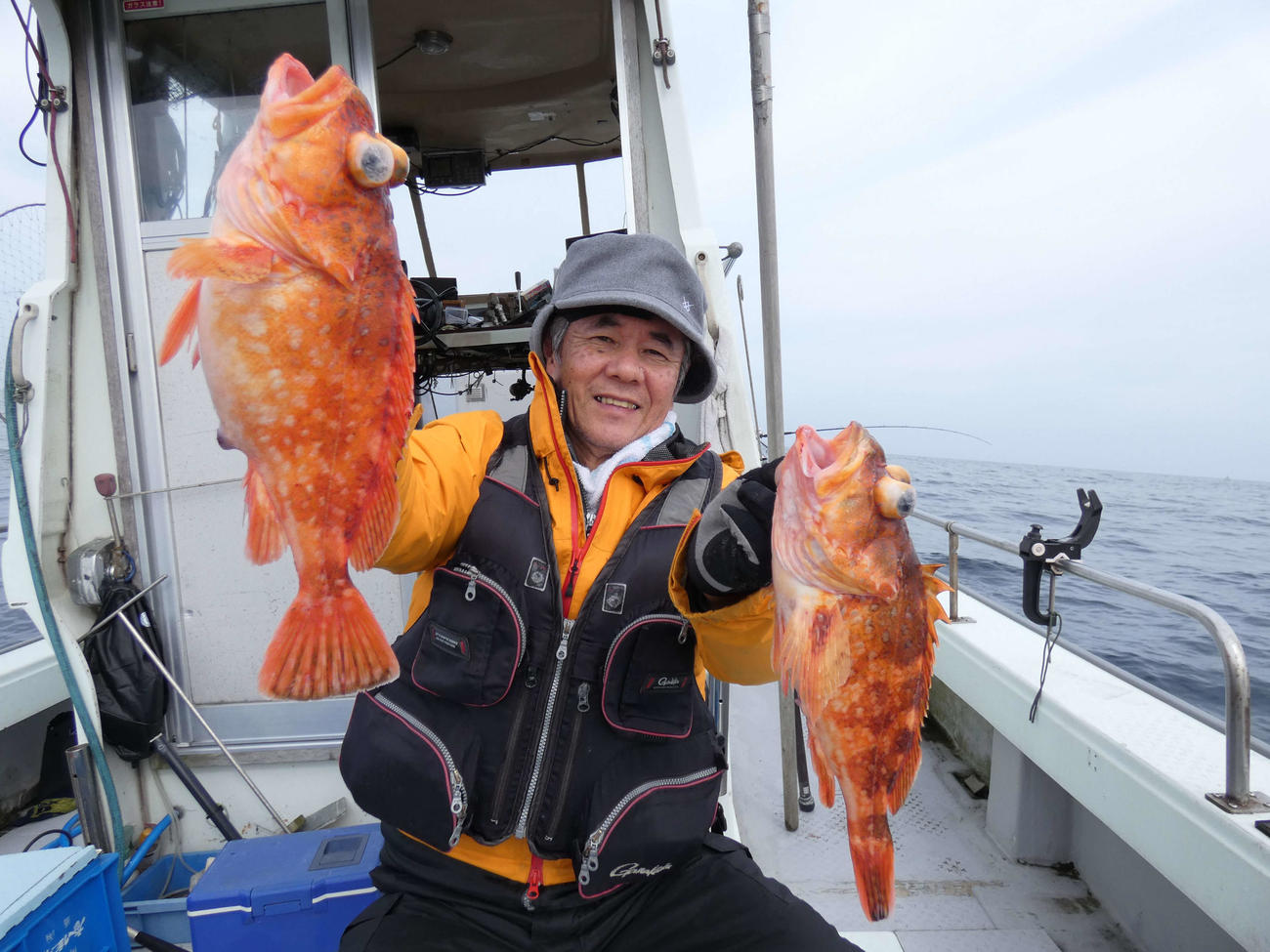 大型のウッカリカサゴをダブルで食わせ、大喜びの吉田さん