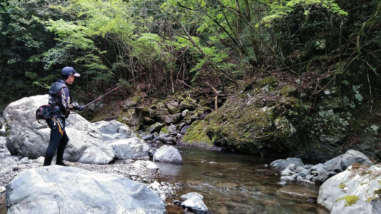 気配を消して瀬落ちの深みを狙う筆者
